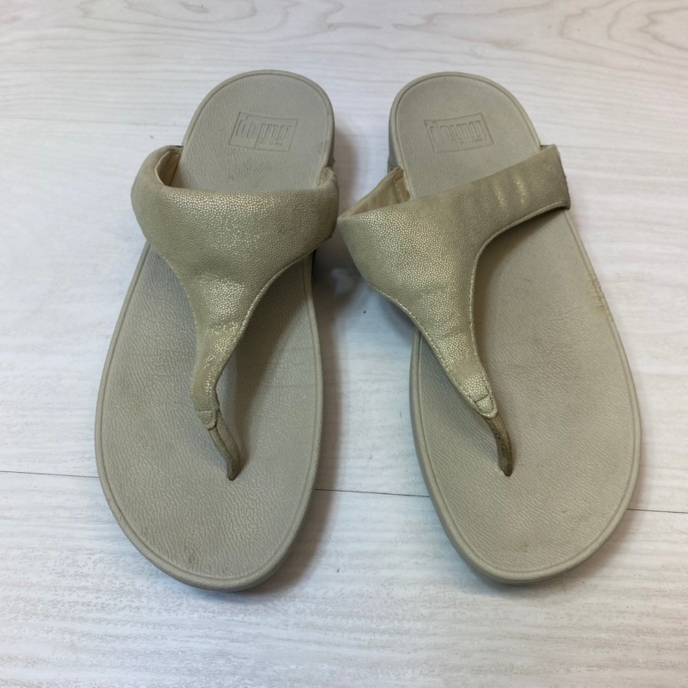 FitFlop Womens 9 Lulu Thong Sandals Microwobbleboard Gold Metallic Leather Wedge